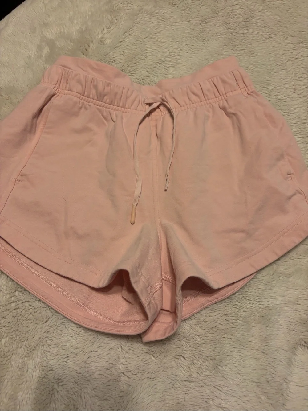 Lululemon inner glow shorts sz 4 vguc